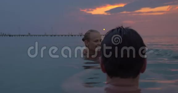 幸福的家庭在黄昏中洗澡视频的预览图