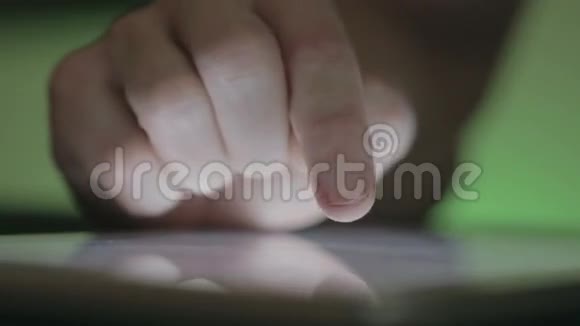 手在平板电脑上滚动和缩放视频的预览图