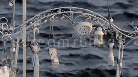 美丽的婚礼装饰挂在拱门上的背景水和摇摆在风中视频的预览图
