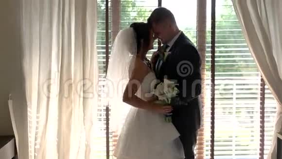室内婚礼情侣视频的预览图