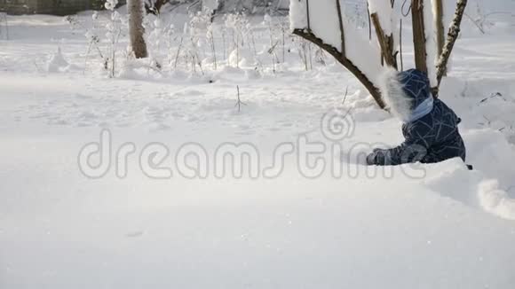 冬天孩子们坐在树林里的雪地上视频的预览图
