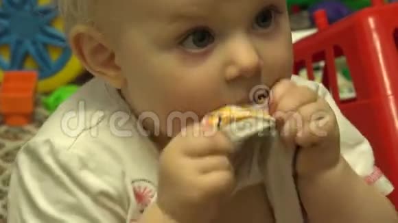 令人惊讶的婴儿咀嚼和咬她的衬衫4K超高清超高清视频的预览图