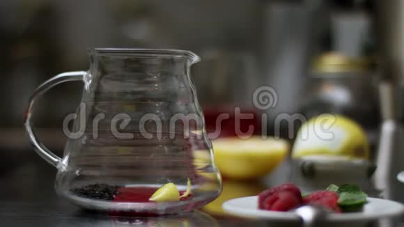 将糖倒入热茶壶中搅拌它制茶或桑格里亚的过程亚洲食物视频的预览图