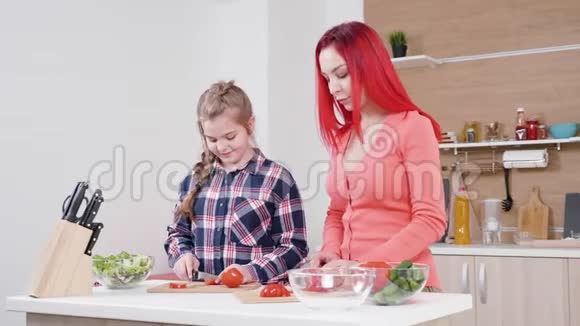 红头发的母亲在厨房和女儿亲热视频的预览图