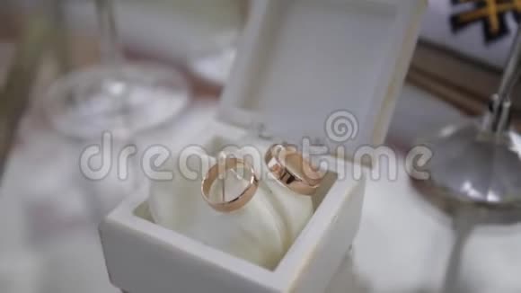 桌子上有金色的结婚戒指视频的预览图