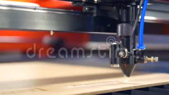 特写镜头高精度工业机器人激光切割机零件视频的预览图