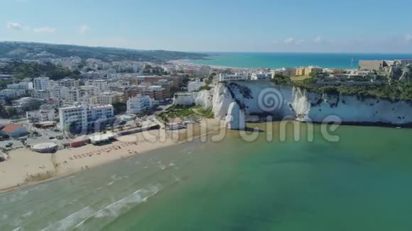白岩和海滩波利尼亚诺马雷阿普利亚市海上白色房屋和城堡意大利无人机飞行视频的预览图