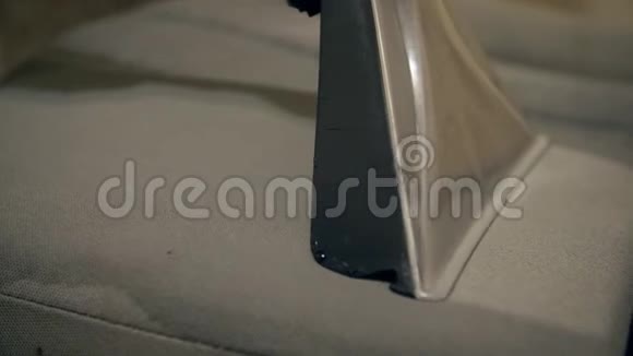 一张主清洁车内座椅的特写镜头慢动作视频的预览图