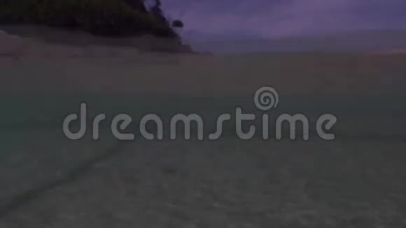 菲律宾海岸和天空白云的水面背景视频的预览图