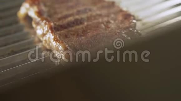 烧烤时用火烤肉视频的预览图