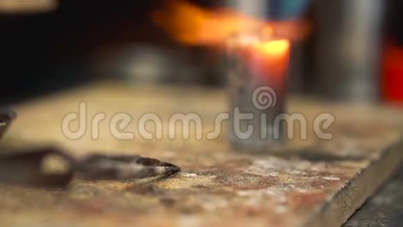 气体火焰流动使木桌上的金属软化视频的预览图