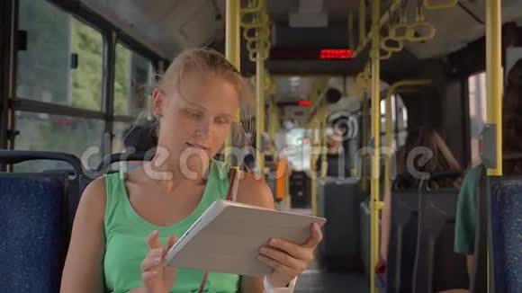 带着平板电脑坐公车的漂亮金发美女视频的预览图