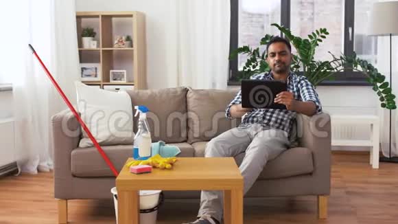 家庭清洁后带平板电脑的男人视频的预览图