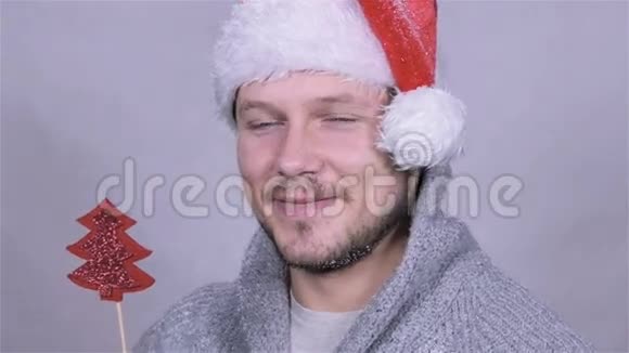 圣诞老人帽子圣诞装饰下雪慢动作视频的预览图