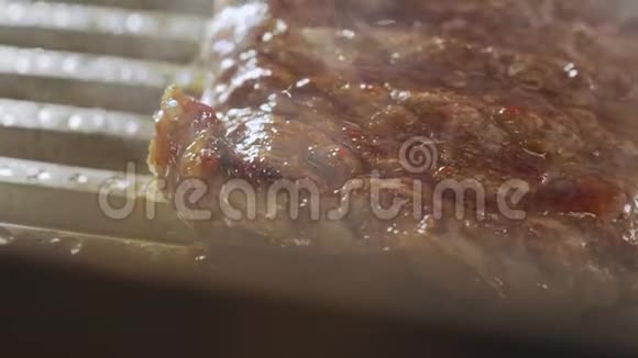 烧烤时用火烤肉视频的预览图