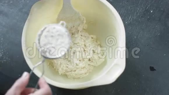 女人的手把面粉筛了一下视频的预览图