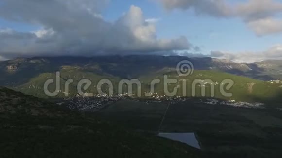 带云和海岸线的空中山景视频的预览图