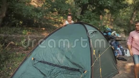 年轻夫妇在树林里搭帐篷视频的预览图