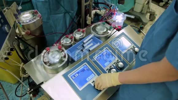 手术室灌注控制心肺机视频的预览图