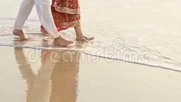 光着脚在浅水中漫步的特写女郎视频的预览图