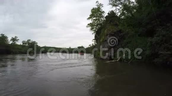 阴雨天气从泥山河上的浮船上观赏夏季景色视频的预览图