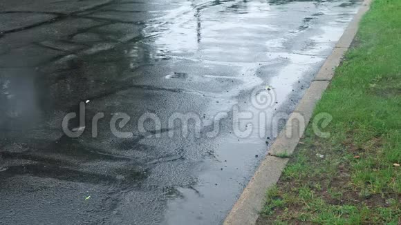 倾盆大雨时街道上下着大雨视频的预览图