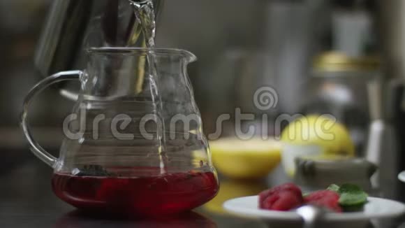 将糖倒入热茶壶中搅拌它制茶或桑格里亚的过程亚洲食物视频的预览图