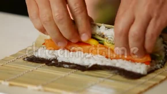 手做长寿司卷视频的预览图
