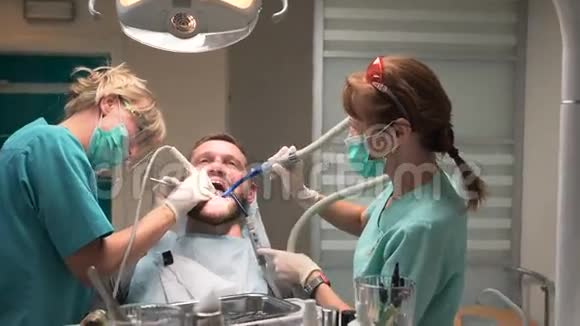 牙医和助手从牙齿上移除牙菌斑Stadicam视频的预览图