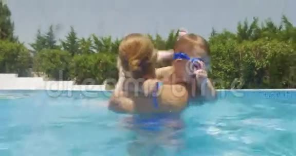 母子俩在家游泳池玩得开心视频的预览图