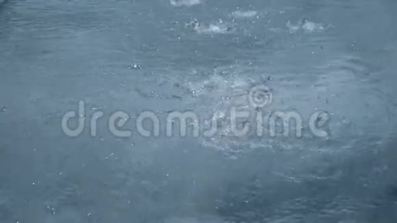 地面街道上大雨水滴或喷泉缓慢移动视频的预览图