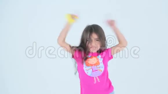 小女孩在白色的背景下玩得开心跳舞视频的预览图