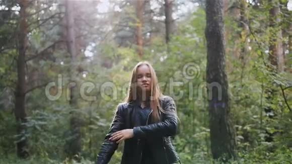 森林中年轻的微笑美丽的女人的肖像一位清新美丽的年轻时尚模特的特写肖像视频的预览图