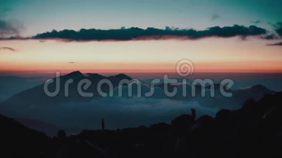 在山上日落冬季景观埃尔布鲁斯视频的预览图