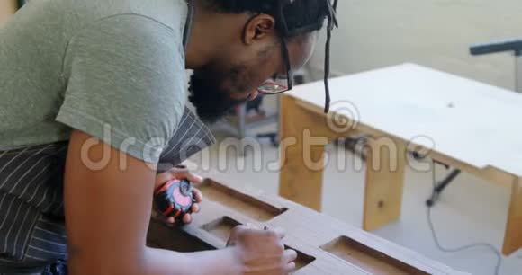 木工用铅笔在木头上划线视频的预览图