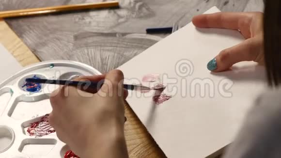 女艺术家用画笔在家中画艺术品视频的预览图