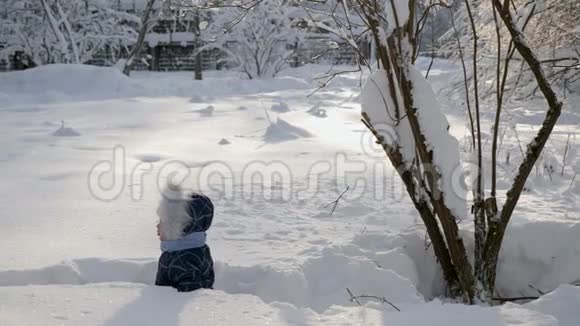 冬天孩子们坐在树林里的雪地上视频的预览图