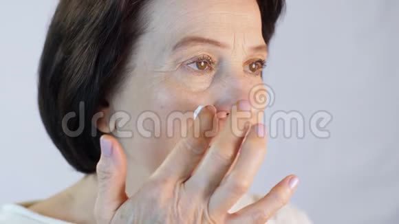 中年妇女涂面霜视频的预览图
