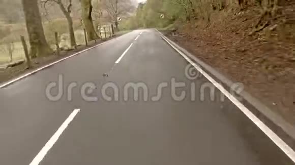 在雨中驾驶着从卡尔纳芬到阿伯里斯威斯的北威尔士威尔士视频的预览图