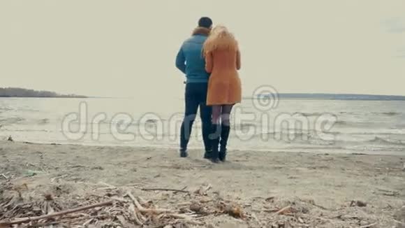 一对夫妇站在沙滩上聊天视频的预览图
