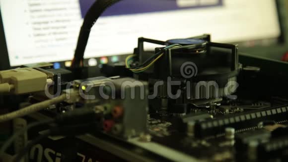 计算机主板显示器背景上的处理器风扇和网卡视频的预览图