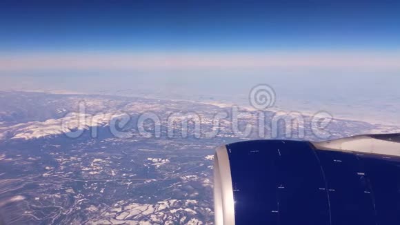 冬季飞越北美从飞机的窗户看风景视频的预览图