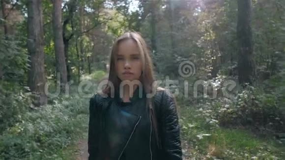 年轻开朗的时尚女性有着梦幻般的森林视频的预览图
