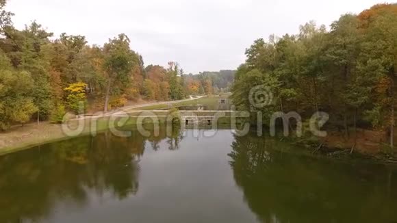 四翼飞机上美丽的横跨公园的小径视频的预览图