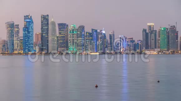 多哈市中心天际线日夜流逝卡塔尔中东视频的预览图