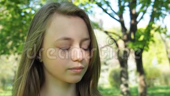 少女的愁容青少年的情绪有雀斑的漂亮女孩一个蓝眼睛的少女天生的悲伤女孩视频的预览图