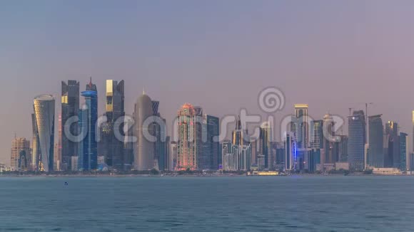 多哈市中心天际线日夜流逝卡塔尔中东视频的预览图