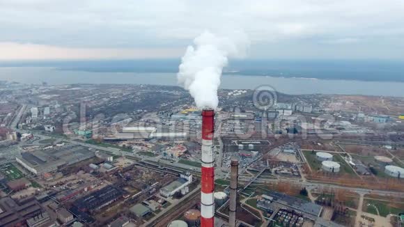 大型工业综合体仓库管道冒烟空中飞行视频的预览图