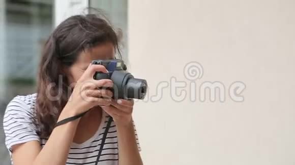 女孩在老式相机上拍照微笑着视频的预览图