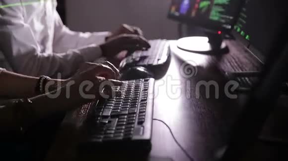 黑客在黑暗中用手在键盘上打字一群黑客视频的预览图